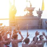 Pertunjukan Tari Kecak di Karang Boma Cliff dengan latar matahari terbenam.