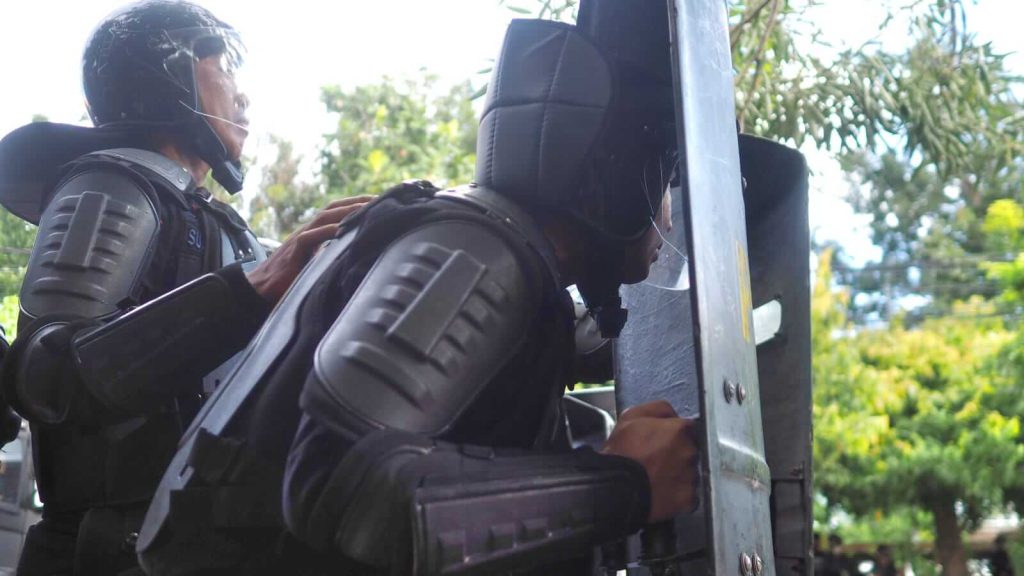 Momentum demonstrasi yang menggambarkan dinamika hubungan masyarakat dengan aparat kepolisian.