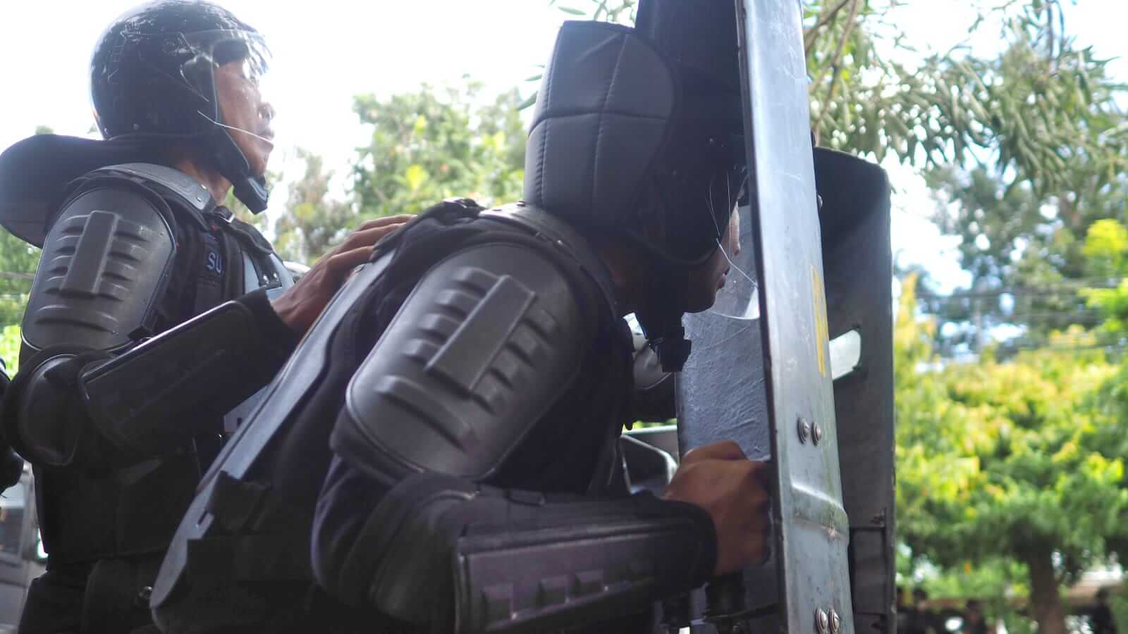 Momentum demonstrasi yang menggambarkan dinamika hubungan masyarakat dengan aparat kepolisian.