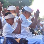 Orang tua sebagai penghubung tradisi dan modernitas.