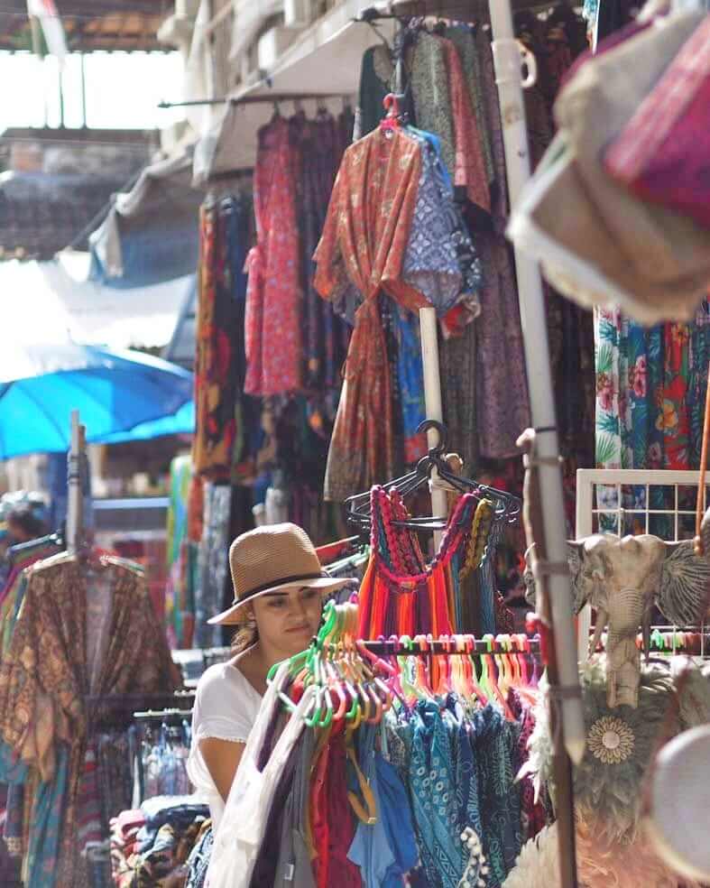 Pasar Ubud menampilkan suasana tradisi, komunitas, dan kerajinan tangan Bali.