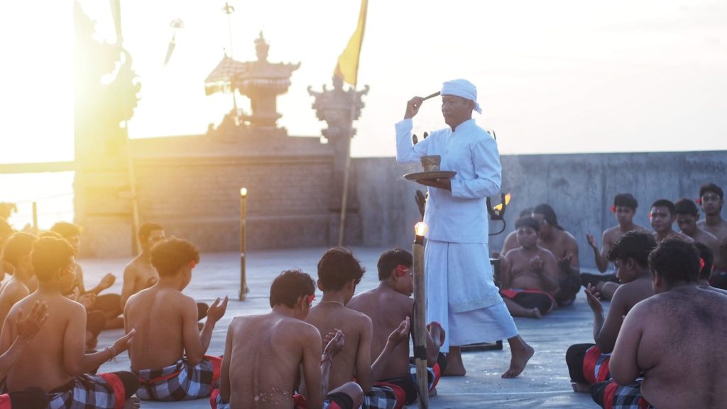 Pemangku memimpin prosesi penyucian menjelang pementasan Tari Kecak di Karang Boma Cliff, Pecatu, Bali.