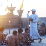 Pemangku memimpin prosesi penyucian menjelang pementasan Tari Kecak di Karang Boma Cliff, Pecatu, Bali.