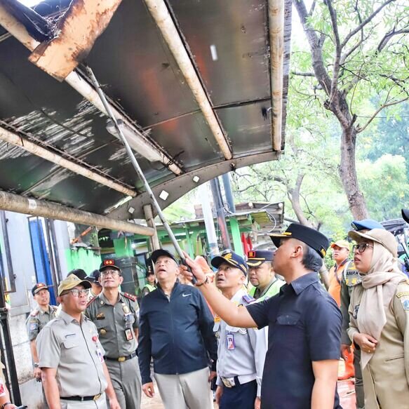 Personel gabungan Pemkot Jakarta Pusat bersama Polri dan TNI menertibkan parkir liar, pedagang kaki lima, serta melakukan penataan di kawasan Jalan Bungur Raya, Selasa (19/8).