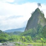 Pemandangan Tebing Takuruang di Bukittinggi dengan tebing curam dikelilingi hamparan hijau yang asri.