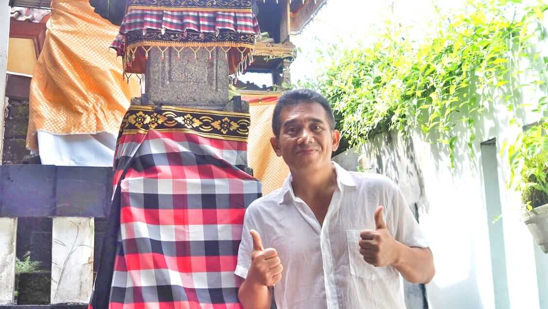 Puja Astawa berdiri dengan ekspresi percaya diri, menggambarkan sosok inspiratif yang memanfaatkan popularitasnya untuk hal positif.