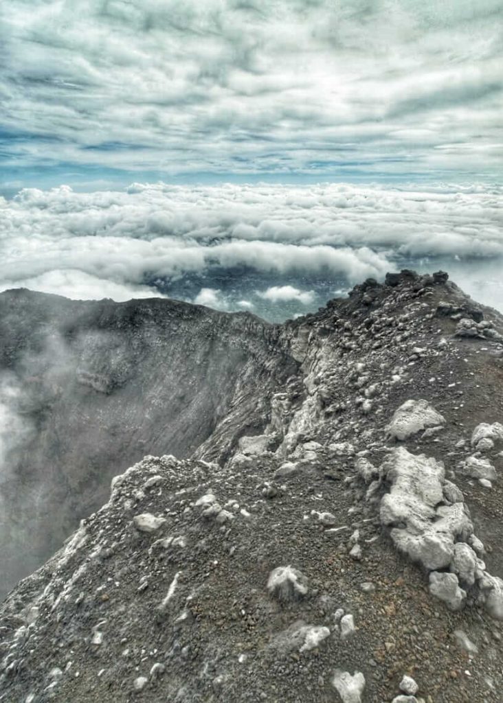 Pemandangan puncak Gunung Kerinci setinggi 3.805 mdpl dengan hamparan awan dan langit biru yang luas.