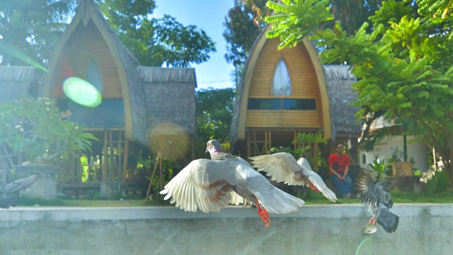 Pemandangan desa wisata dengan lanskap alam hijau dan elemen religius, menawarkan suasana tenang dan menyegarkan.