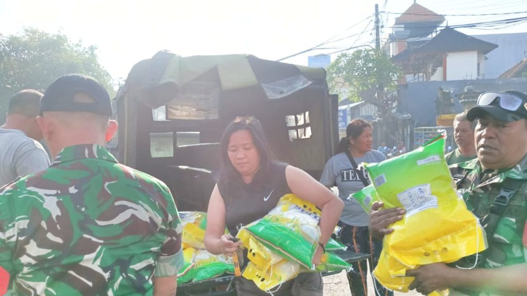 Warga mengantre dengan tertib sejak pagi untuk mendapatkan beras murah.