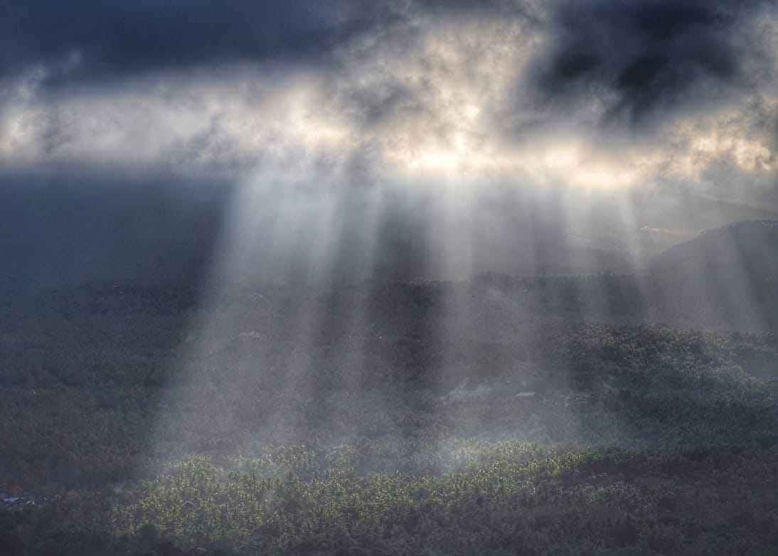 Pemandangan alam yang menginspirasi, mengajak seseorang merenung dan menemukan makna kehidupan.
