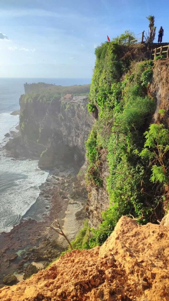 Tebing karang kokoh membingkai panorama laut lepas, menciptakan pemandangan dramatis.