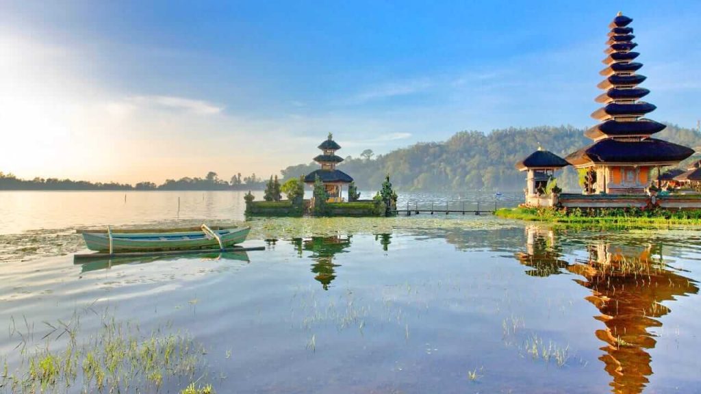 Pura Ulun Danu Bratan berdiri di tepi danau dengan latar langit dan air yang menyatu harmonis.