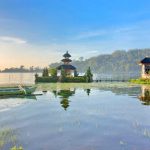 Pura Ulun Danu Bratan berdiri di tepi danau dengan latar langit dan air yang menyatu harmonis.