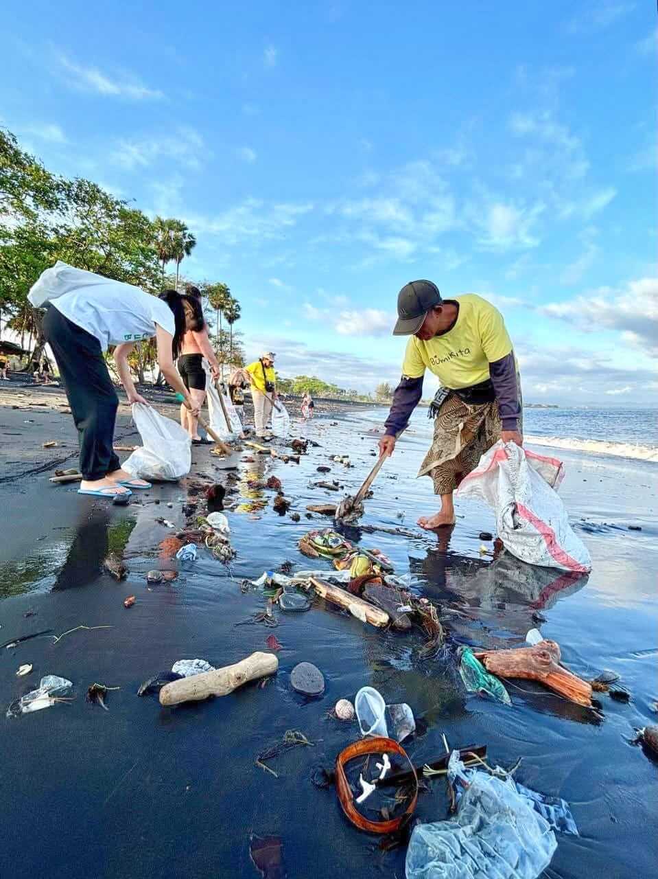 Wayan Aksara bersama komunitas BumiKita lakukan aksi kecil berkesinambungan membangun kesadaran lingkungan.
