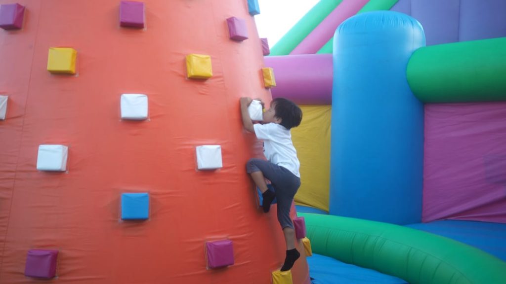 Anak-anak antusias mencoba wahana panjat di Bali Big Bounce Nusa Dua.