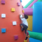 Anak-anak antusias mencoba wahana panjat di Bali Big Bounce Nusa Dua.