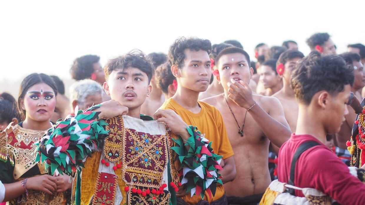 Anak-anak muda Bali bersiap mementaskan Tari Kecak dengan semangat melestarikan budaya.