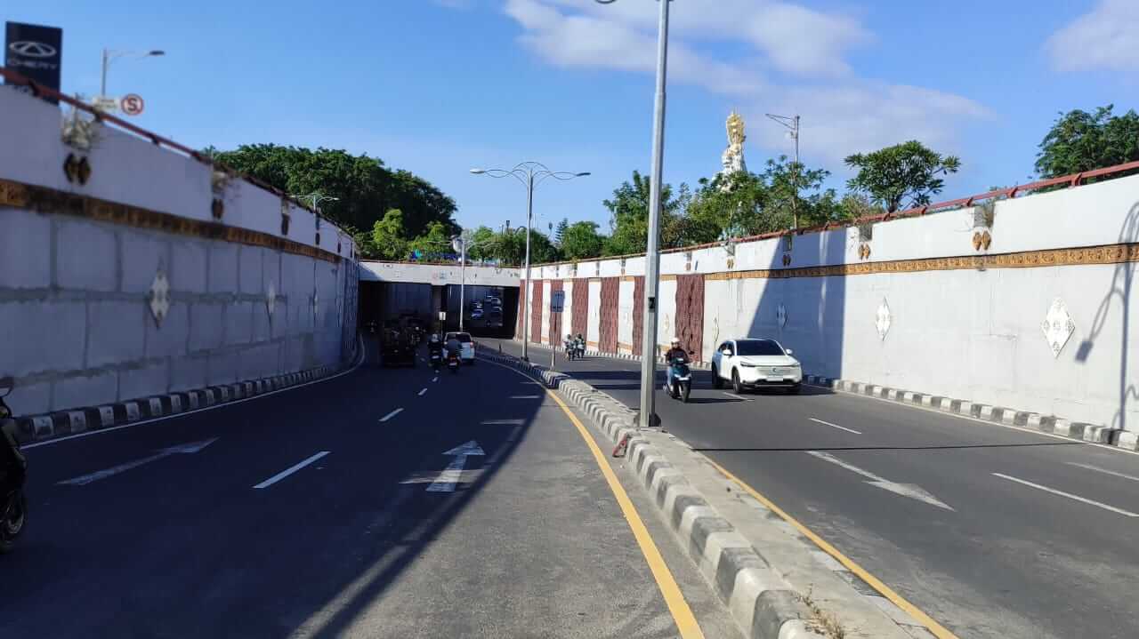 Arus lalu lintas kembali lancar di underpass Patung Dewa Ruci Denpasar setelah banjir surut.