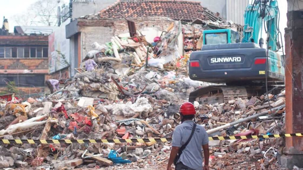 Bangunan runtuh dibangun kembali, makna hidup tentang bangkit lebih kuat.