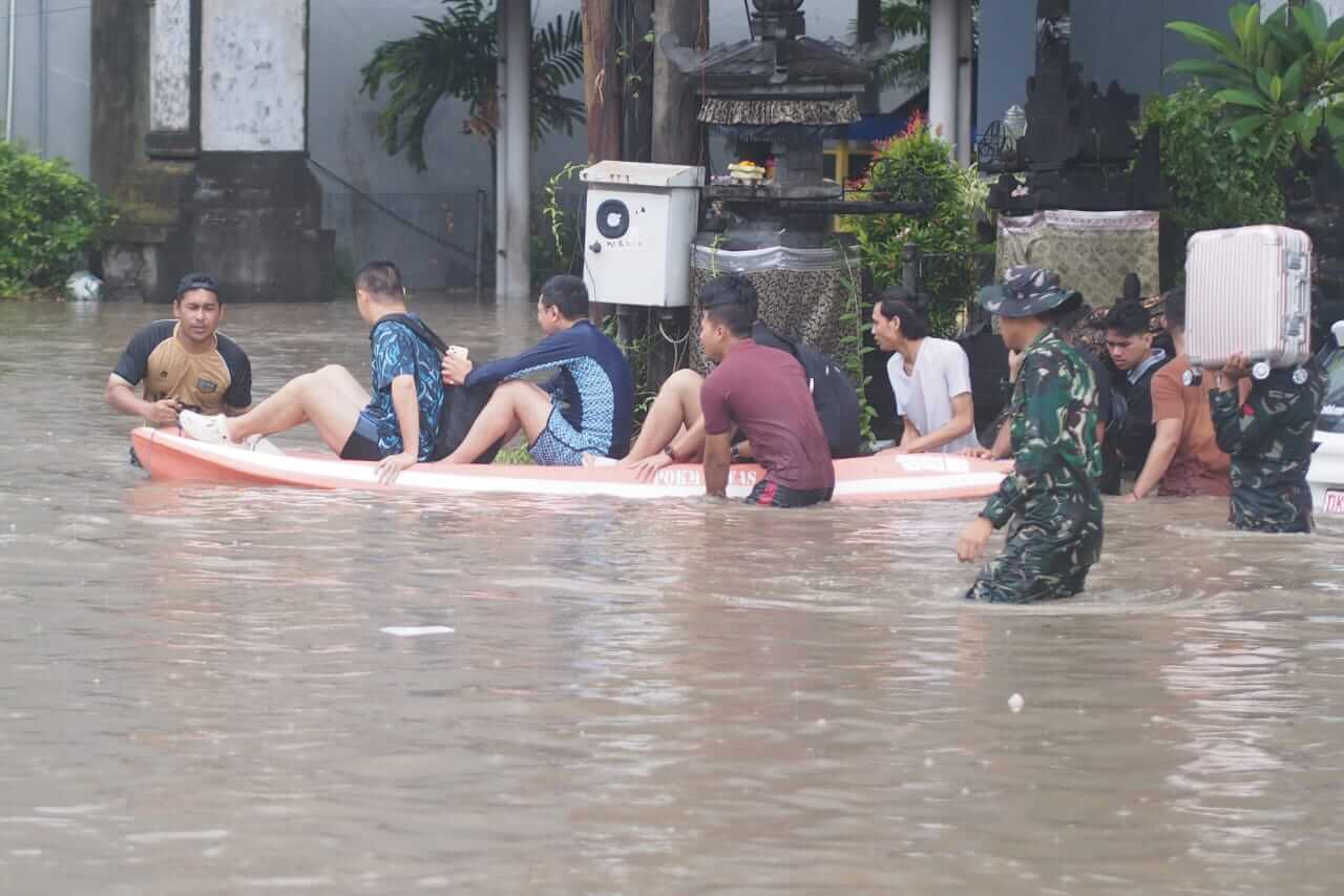 Banjir melumpuhkan arus lalu lintas dan mengganggu aktivitas wisatawan di Bali.