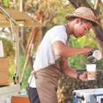 Calvin menyajikan kopi kepada pelanggan di Karang Boma Cliff dengan konsep kedai street coffee sederhana.