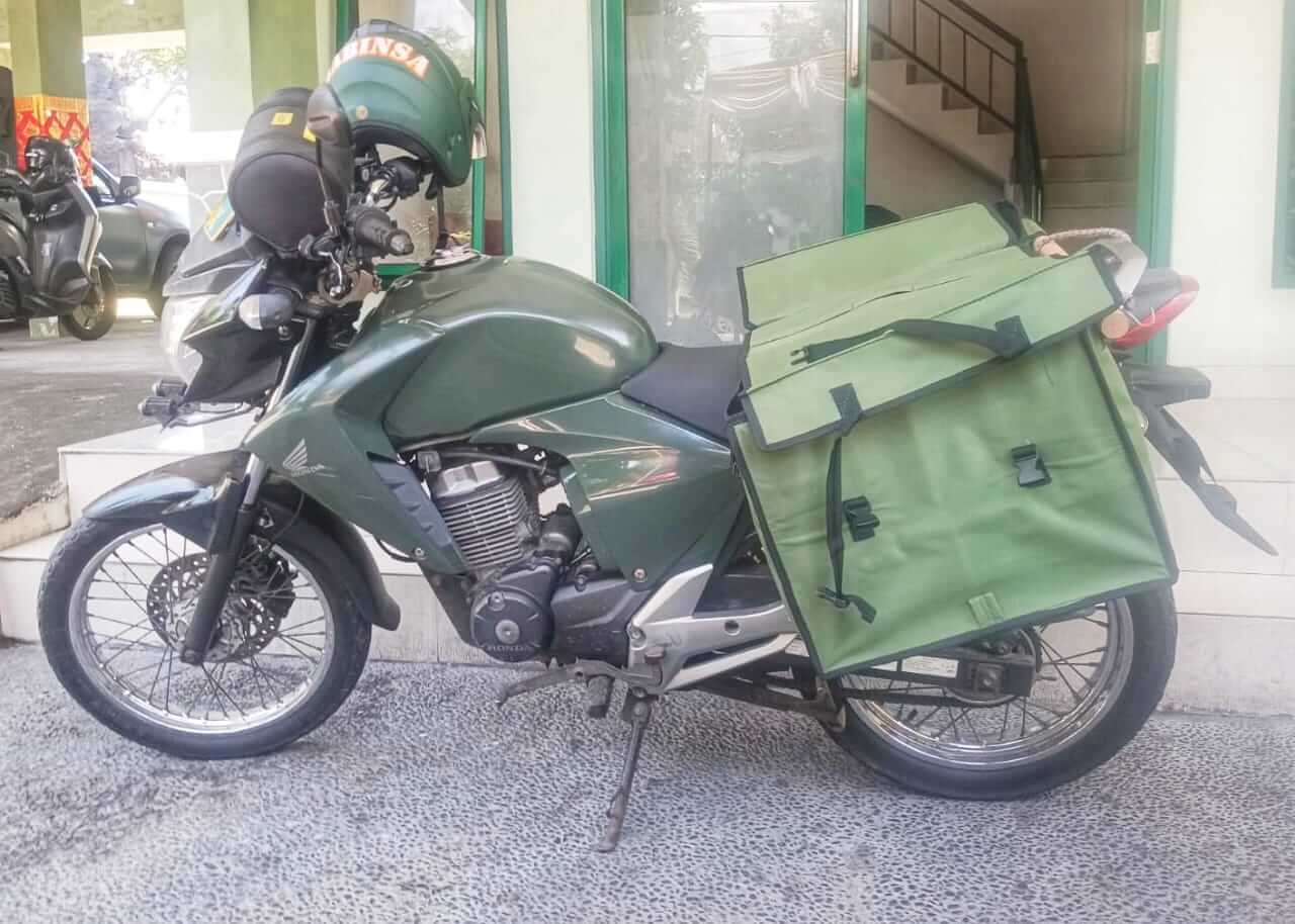 Perhatian sederhana menjaga hubungan baik di tengah kehidupan modern.