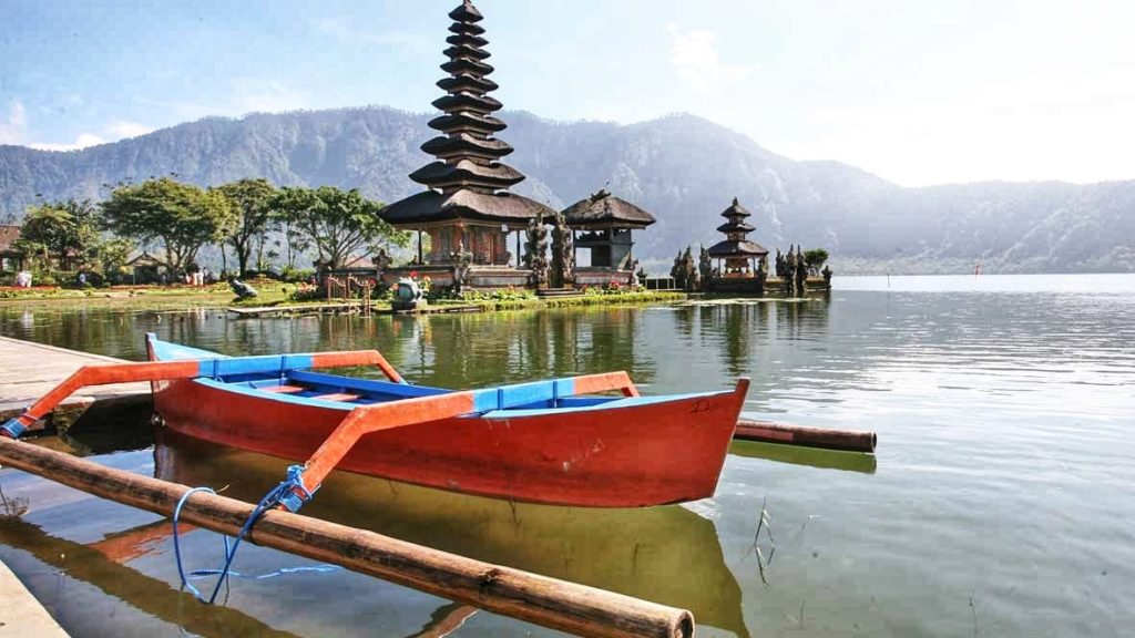 Danau Beratan dan Pura Ulun Danu, destinasi wisata alam dan spiritual di Bali.