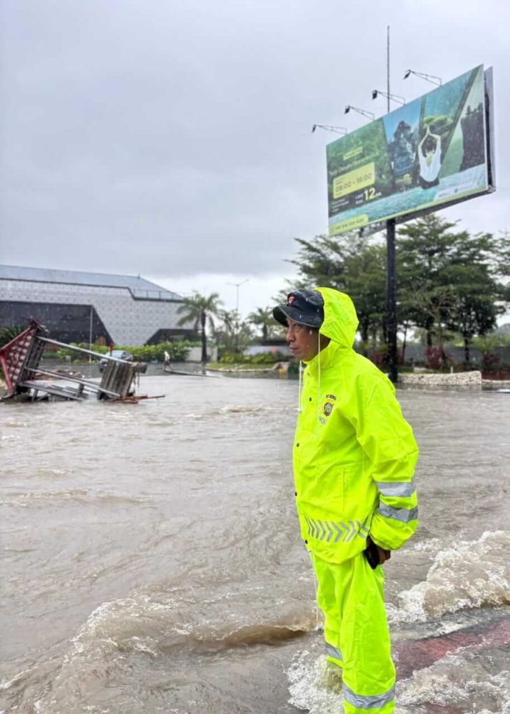 Dansat Brimob Kombes Pol Rachmat Hendrawan meninjau langsung lokasi banjir yang melanda Bali.