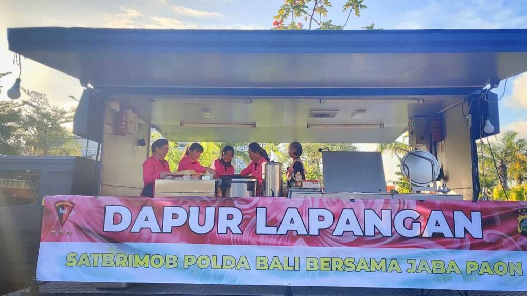 Dapur Jaba Paon dan Brimob membuka dapur lapangan untuk korban banjir.