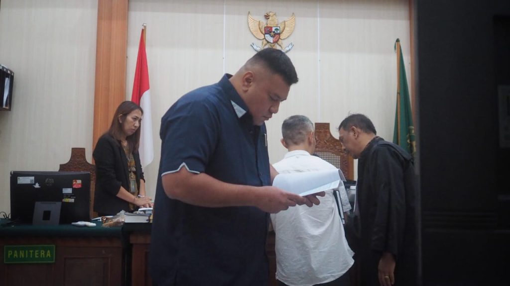 Direktur PT Samahita Umalas Prasada (SUP), Charles B. Siringo Ringo, memberikan keterangan sebagai saksi.