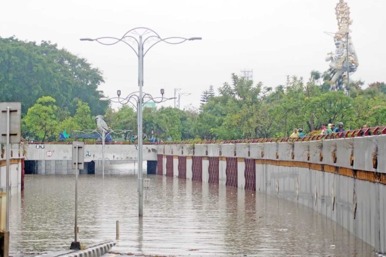 Genangan air menutupi ruas jalan utama dan menghambat aktivitas lalu lintas di Bali.