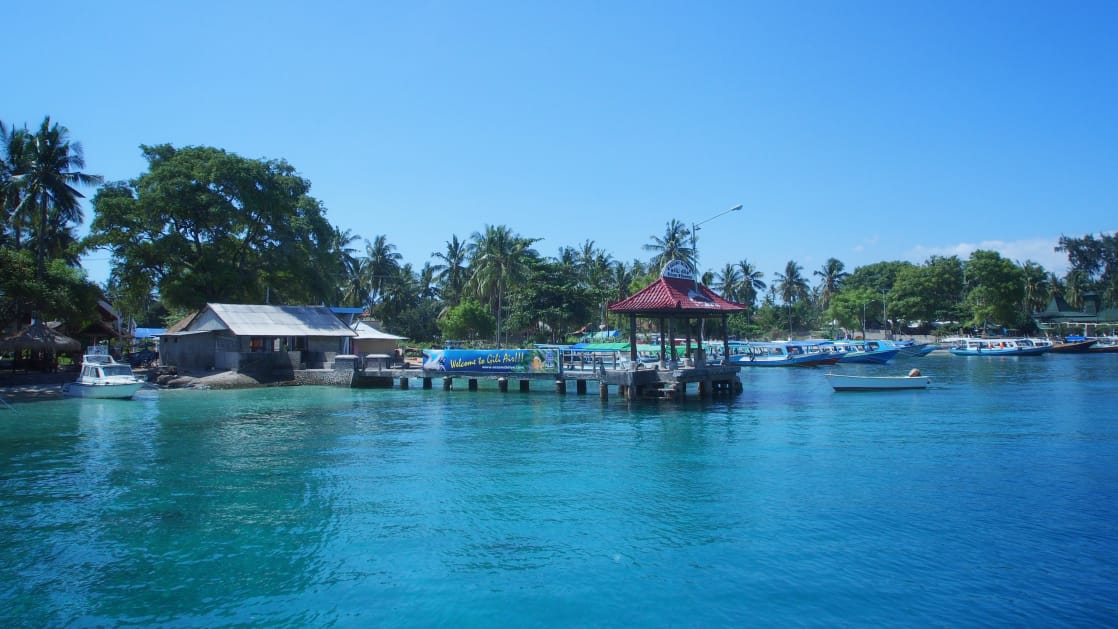 Pemandangan Gili Air yang tenang sebagai titik tengah antara ramainya Gili Trawangan dan sepinya Gili Meno.