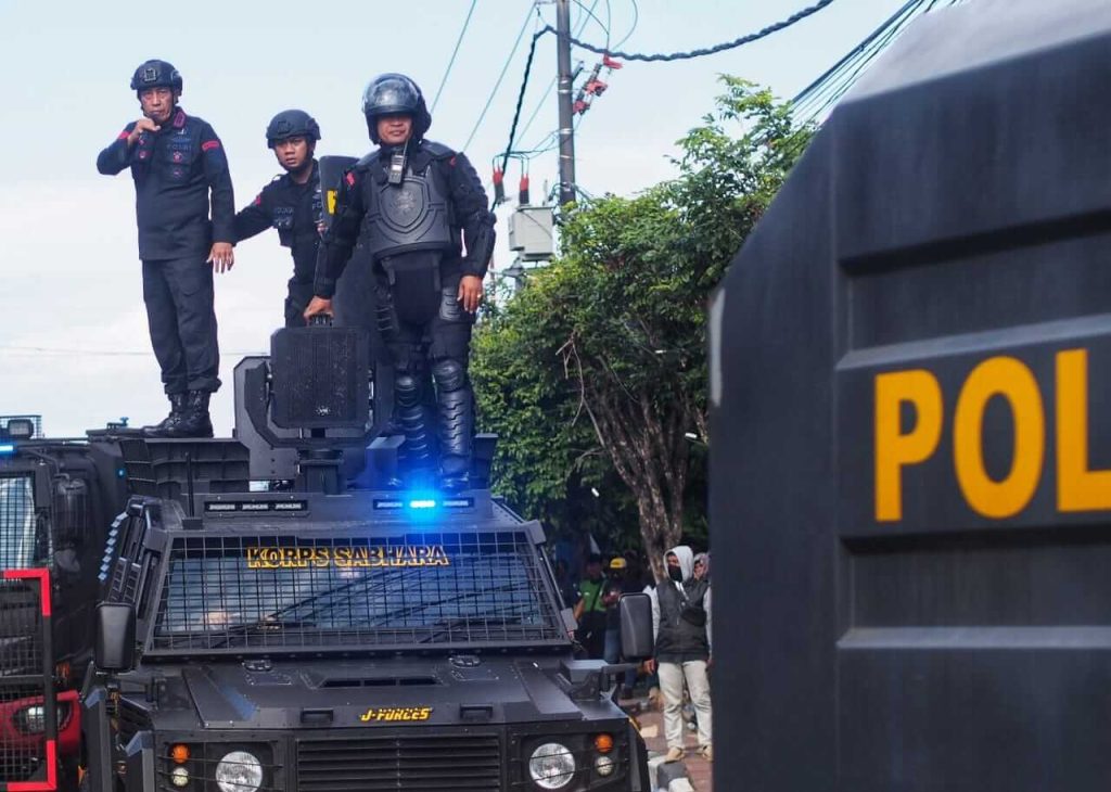 Ketegasan dan ketenangan Dansat Brimob Polda Bali saat mengawal aksi massa.