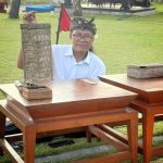 Komang Suweca ajarkan seni lontar kepada wisatawan di Hotel Ramayana Candidasa.