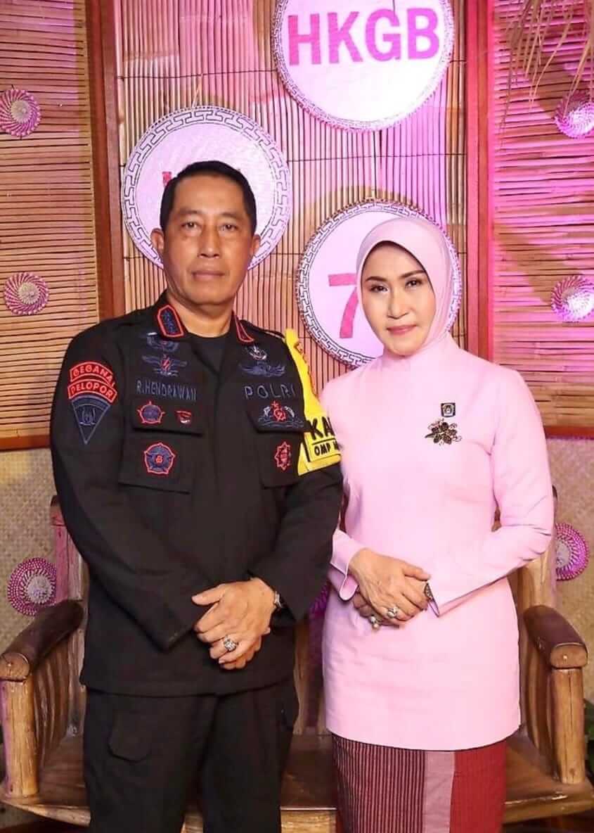 Kombes Pol. Rachmat Hendrawan bersama istrinya, Ny. Linda Rachmat, menghadiri sebuah kegiatan.
