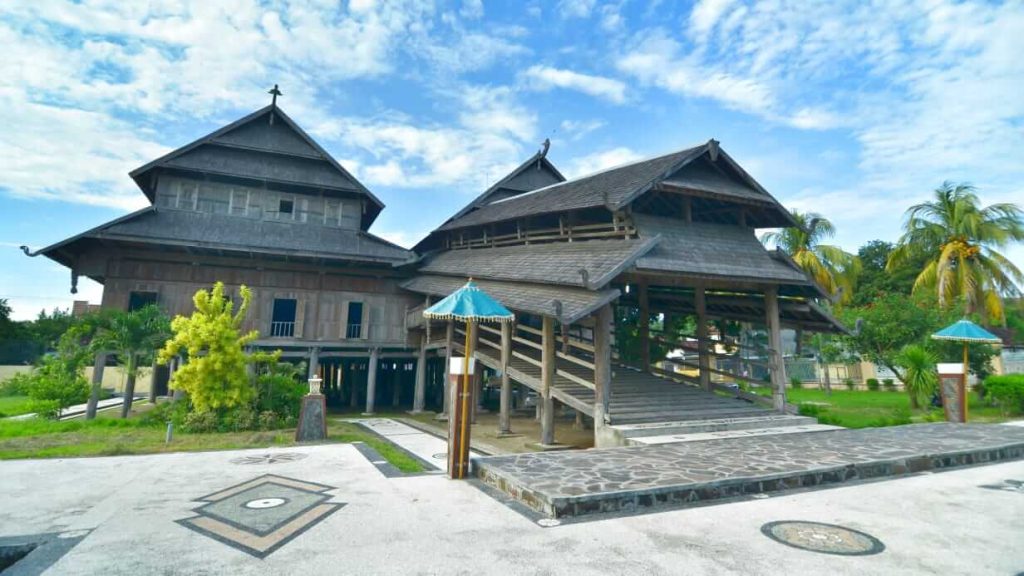 Rumah Adat Sumbawa sebagai simbol identitas budaya masyarakat Sumbawa.