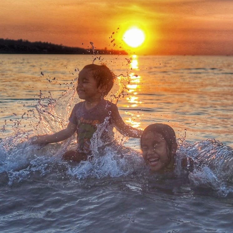 Anak-anak menikmati masa emas pertumbuhan mereka dengan penuh keceriaan.