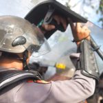 Momen kecil penuh makna yang menggambarkan naluri kemanusiaan sederhana di tengah kehidupan sehari-hari.