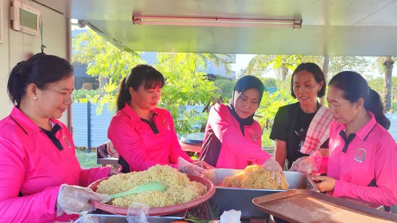 Ny. Linda Rachmat bersama Bhayangkari Polda Bali menyiapkan makanan untuk korban banjir.