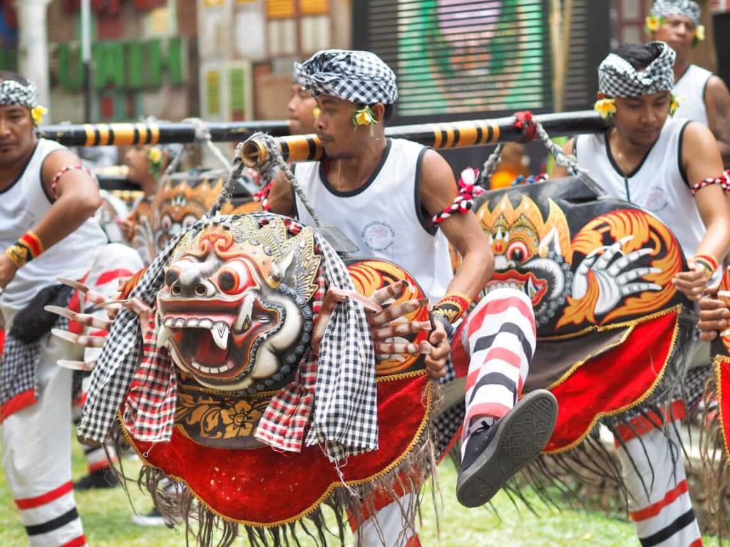 Tradisi Okokan Bali dengan dentangan ritmis sebagai warisan budaya turun-temurun.