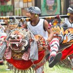 Tradisi Okokan Bali dengan dentangan ritmis sebagai warisan budaya turun-temurun.