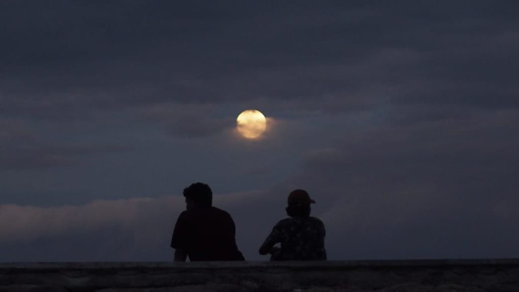 Pantai Sanur sebagai pilihan terbaik menikmati keindahan sinar bulan purnama di Bali.