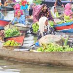 Aktivitas perdagangan di Pasar Terapung Lok Baintan di atas Sungai Martapura.