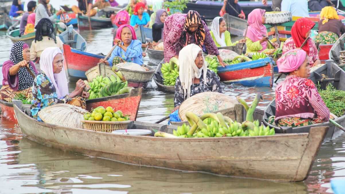 Aktivitas perdagangan di Pasar Terapung Lok Baintan di atas Sungai Martapura.