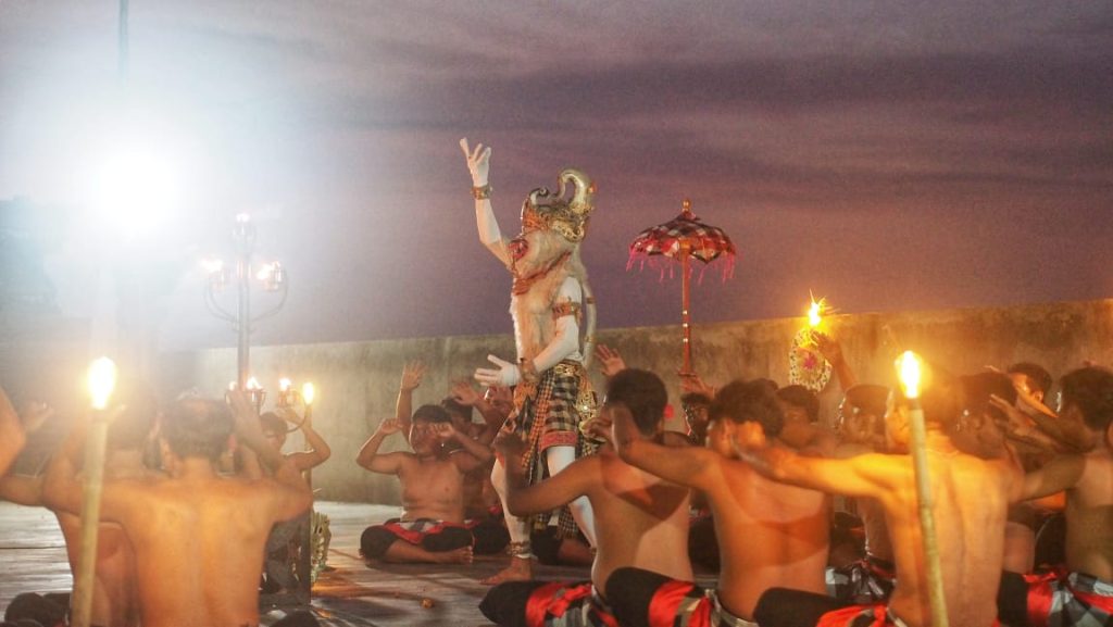 Pentas Tari Kecak di Karang Boma berlangsung di ruang terbuka dengan latar langit luas, lautan lepas, dan jurang dramatis.