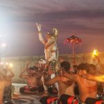 Pentas Tari Kecak di Karang Boma berlangsung di ruang terbuka dengan latar langit luas, lautan lepas, dan jurang dramatis.