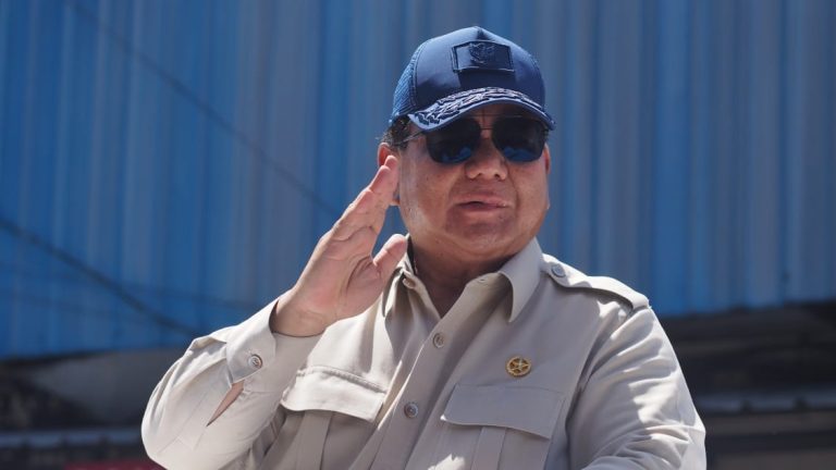 Presiden akrab menyapa warga yang berusaha mendekat untuk melihat lebih dekat sosoknya.