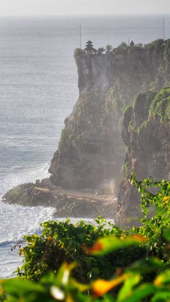 Pura Uluwatu sebagai penjaga spiritual dan destinasi wisata bersejarah di Bali.
