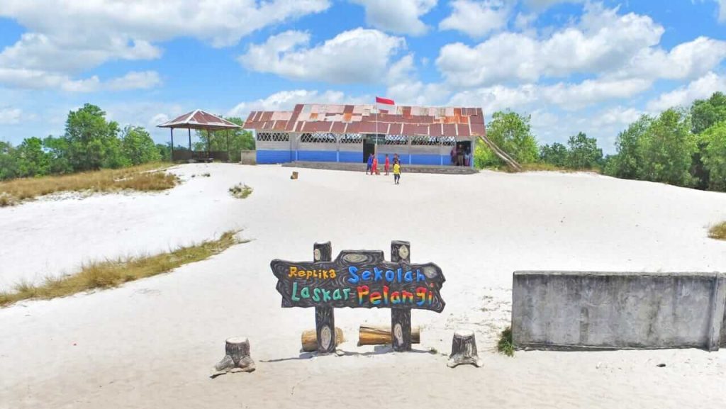 Replika SD Muhammadiyah Gantong sebagai ikon bersejarah Laskar Pelangi di Belitung.