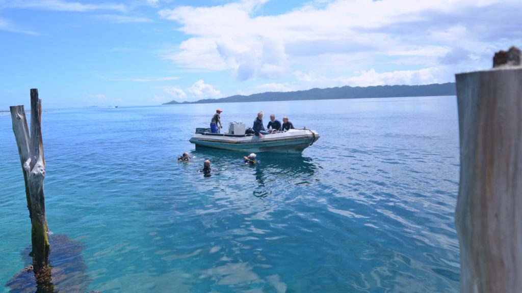 Rombongan wisatawan asing selesai diving dengan wajah penuh takjub.